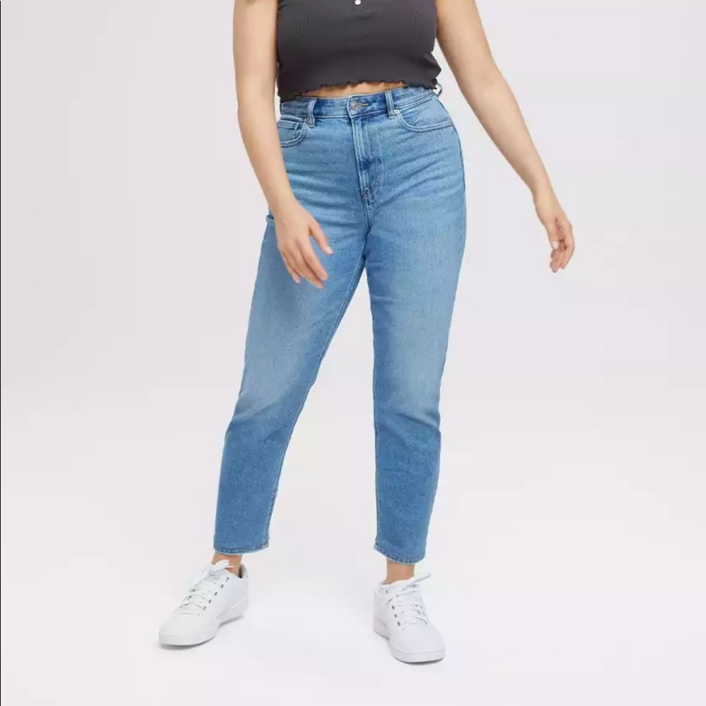 AE High Waisted MOM Jeans Straight Leg (short) NWT